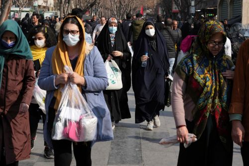 伊朗國會通過法案　加重處罰衣著違規女性
