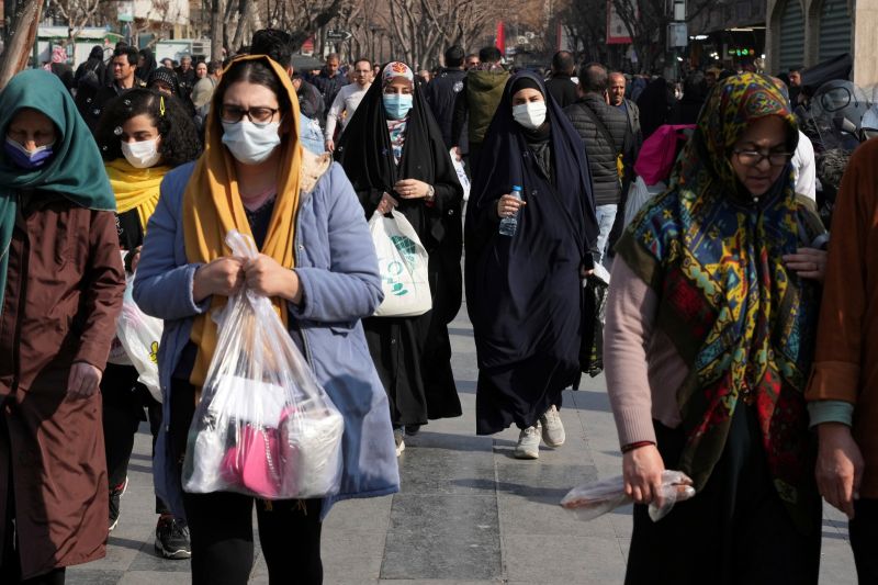 ▲伊朗警方今天宣布，為進一步遏制女性違反強制服裝規定的風氣，將在公共場所和大街上安裝攝影機來辨識未配戴頭巾的女性身分，並且予以懲罰。圖為德黑蘭街頭。（圖／美聯社／達志影像）