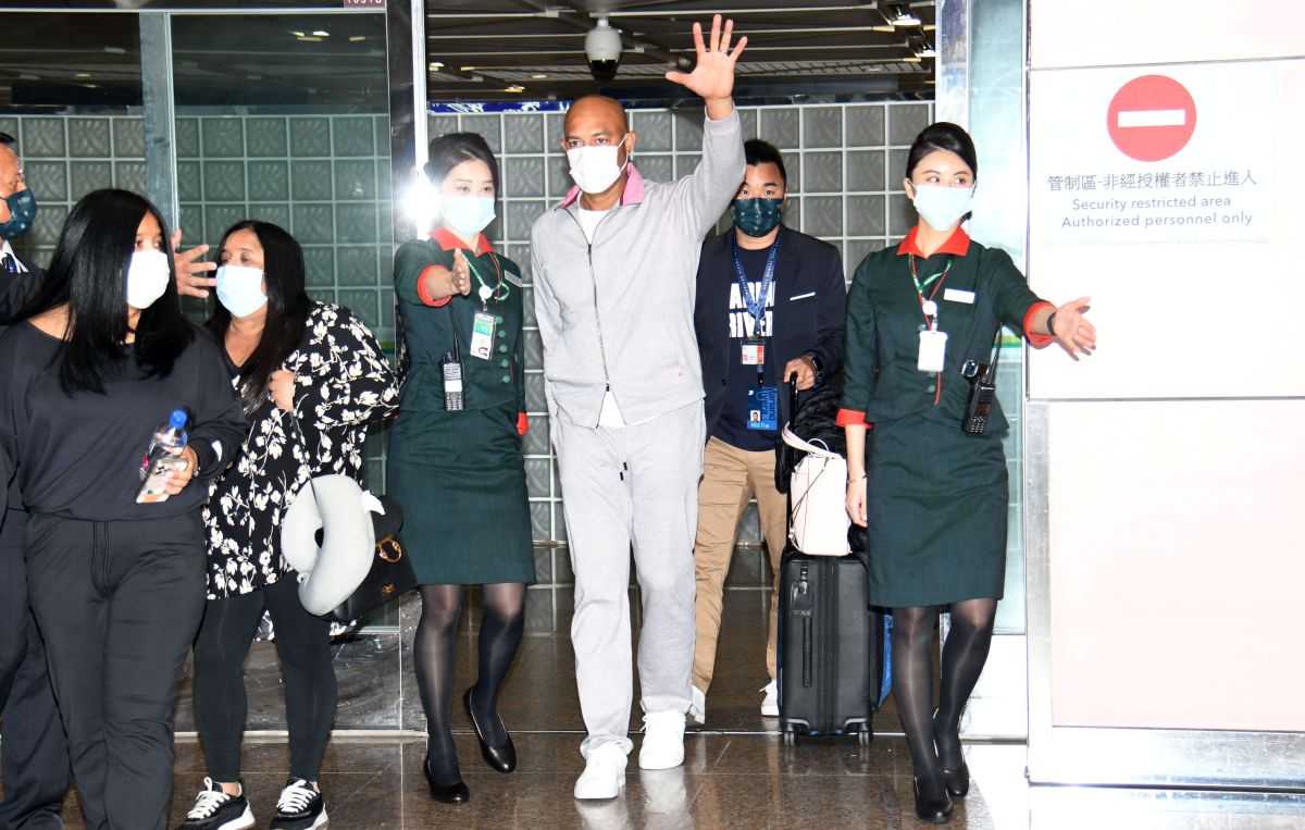 ▲MLB名人堂球星李維拉（Mariano Rivera）今（6）晨抵台，眾多粉絲到場接機。（圖／記者林調遜攝）