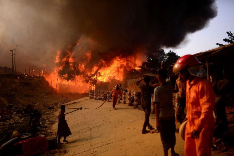 ▲孟加拉一處羅興亞難民營地，5日發生大規模火災，成千上萬人再度無家可歸。（圖／美聯社／達志影像）