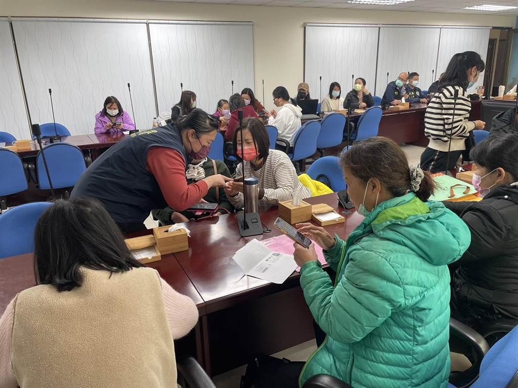 ▲課程上按照步驟教導新住民如何上網申請證照獎勵金。(圖／移民署提供)