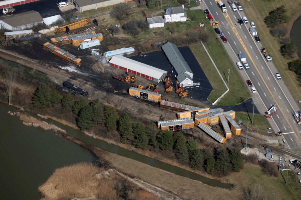 ▲美國的諾福克南方鐵路公司（Norfolk Southern）又發生貨運列車在俄亥俄州西部出軌翻覆，雖然這次車上未裝載有毒物質，但這是業者一個月內第2次在俄亥俄州發生類似事故。（圖／美聯社／達志影像）