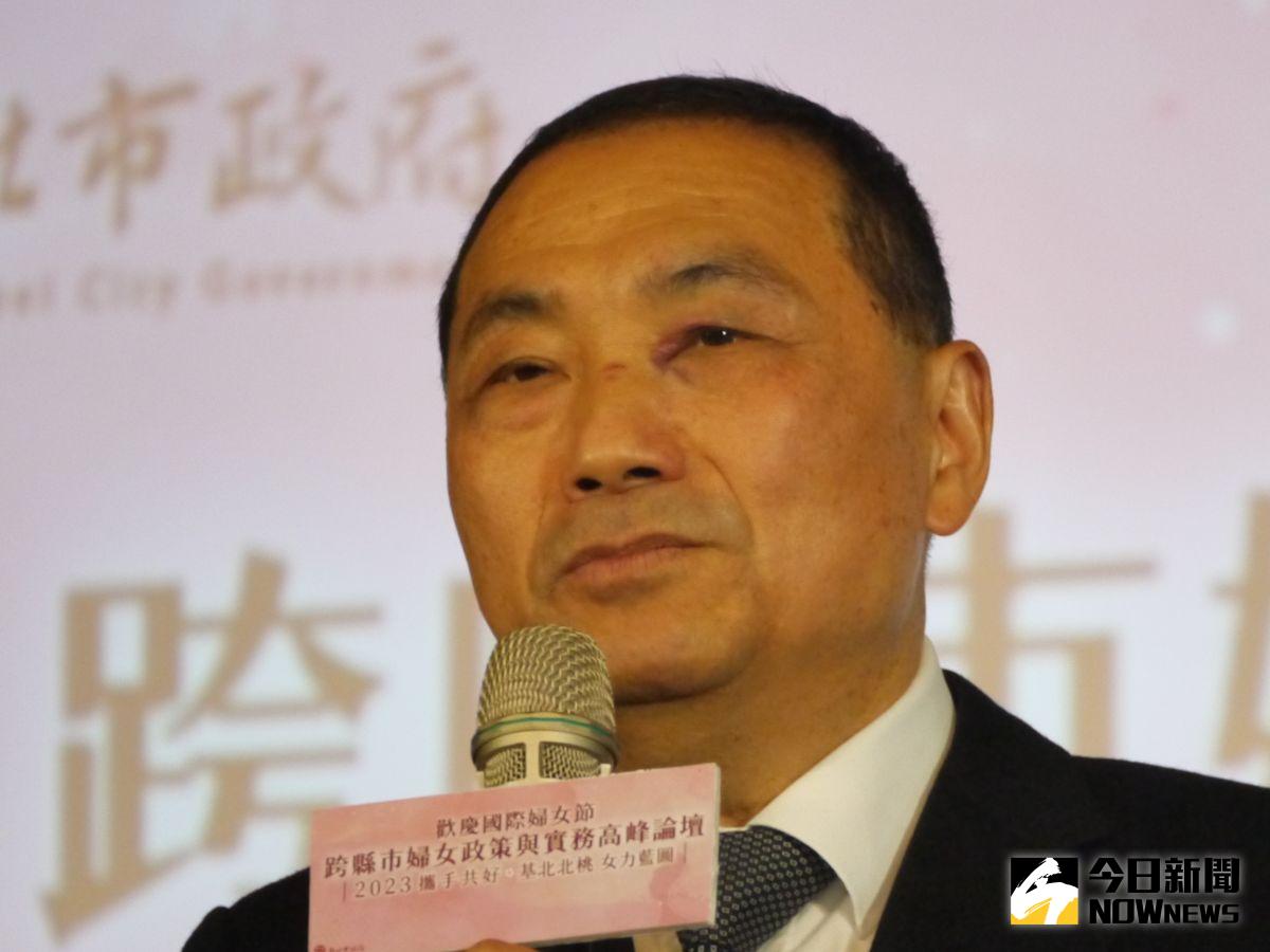 ▲侯友宜出席基北北桃婦女高峰論壇，致詞說腳走路一拐跟眼角紅腫是跟學生打籃球受傷，笑說不是老婆給他的。（圖 ／記者吳嘉億攝，2023.03.06）