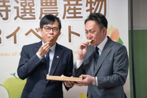 ▲高雄市長陳其邁（左）與進口商社長田中伸幸（右）一起享用「蜜棗加烏魚子」的台式吃法。（圖／高雄市農業局提供）