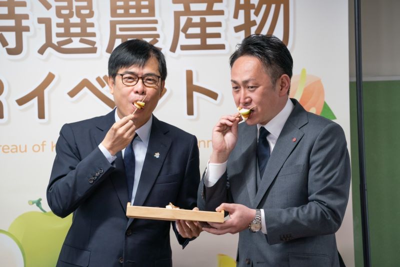 ▲高雄市長陳其邁(左)與進口商社長田中伸幸(右)一起享用「蜜棗加烏魚子」的台式吃法。(圖/高雄市農業局提供)