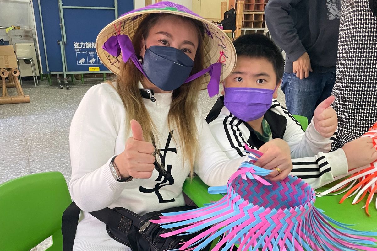 ▲新住民阿絨開心能與兒子一同體驗手作。（圖／移民署）