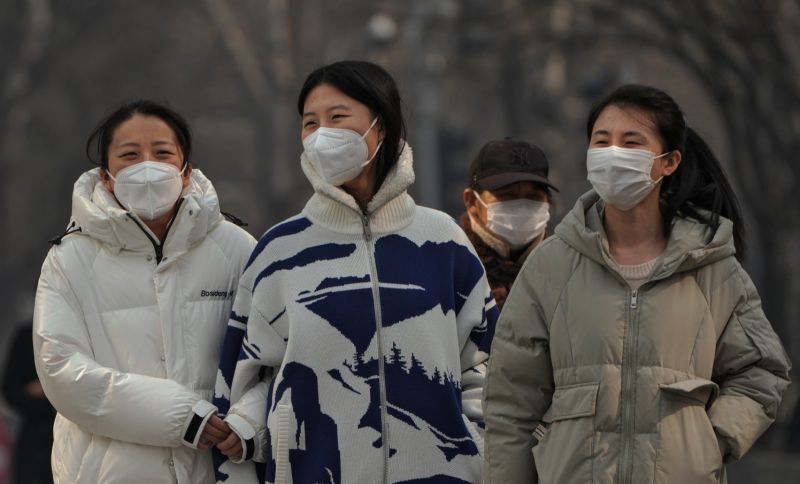 ▲中國COVID-19疫情尚未止息，與染疫症狀相似的A型流感如今在各地蔓延引發關注。圖為戴口罩的北京民眾。（圖／美聯社／達志影像）