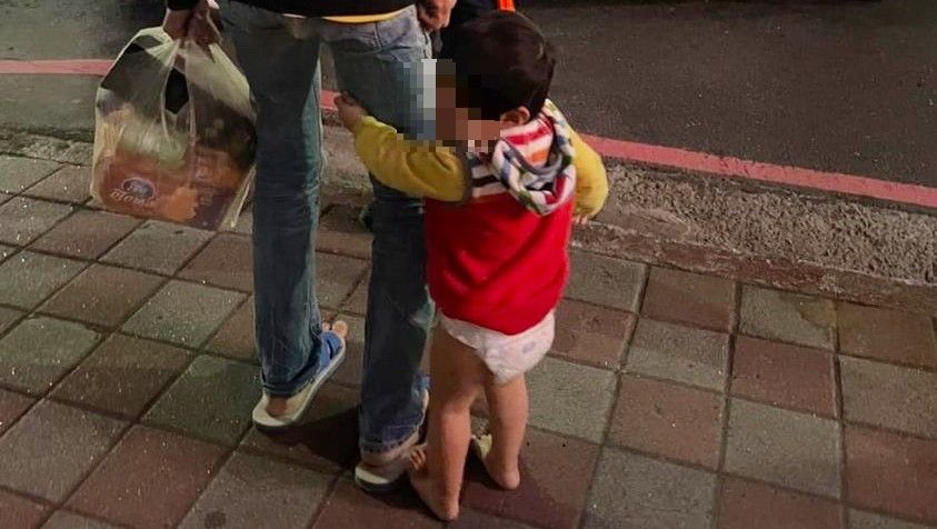 ▲淡水一名小童頂著17°C寒風，下半身只穿尿布、連鞋子都沒穿，被阿公牽著出現在馬路上引發關注。（圖／翻攝自細說淡水臉書）