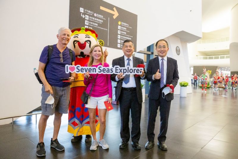 ▲臺灣港務公司高雄港務分公司王錦榮總經理贈送旅客迎賓小禮。（圖／高雄港務分公司提供）