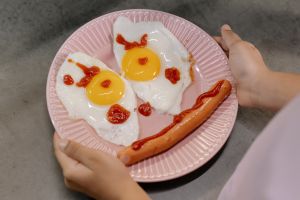 ▲腎臟科醫師王介立指出，煮熟的蛋有較高的蛋白質吸收率，因此半熟的太陽蛋「可以打造吃不胖體質」。（圖／取自Pexels）