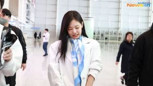 ▲Jennie在機場心情愉悅。（圖／뉴스엔·NewsenTV YouTube）