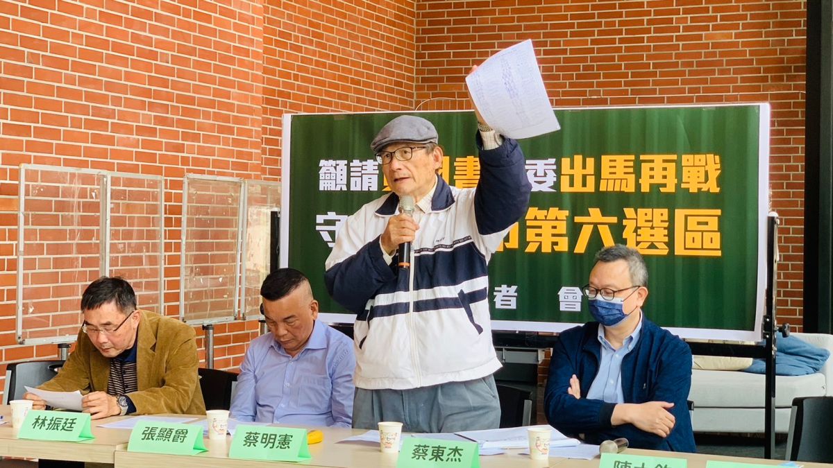 ▲前國防部長蔡明憲拿出幼教界近7千份連署書，呼籲民進黨中央聽取基層聲音。（圖／記者顏幸如攝，2023.03.06）