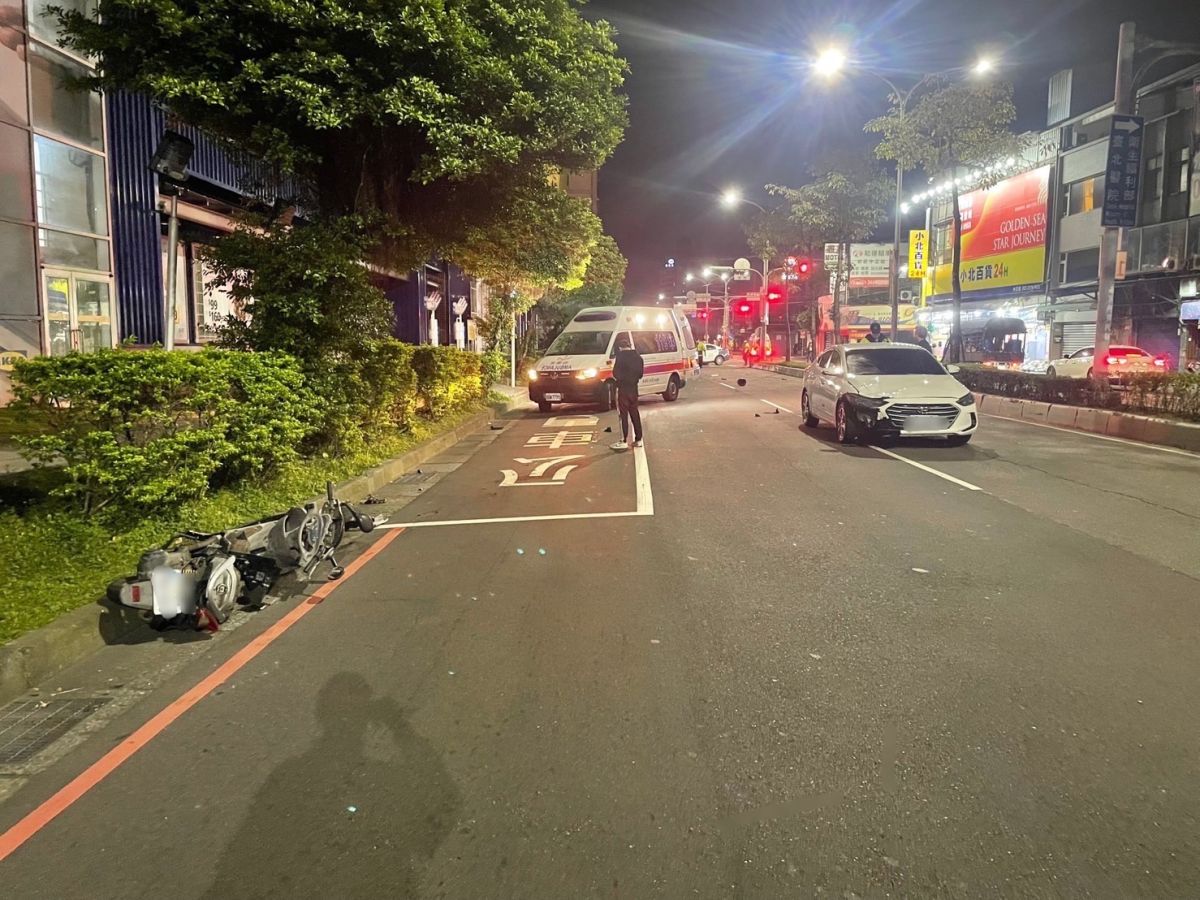 ▲綠燈直行的黃男完全無反閃避，狠狠將呂男撞飛數公尺遠。（圖／翻攝畫面）