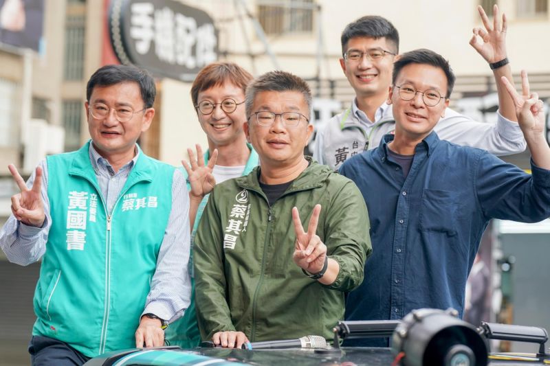 ▲台中市議員(後左)、黃守達(後右)都是被討論的接棒人選。(圖/翻攝黃國書臉書,2023.03.06)