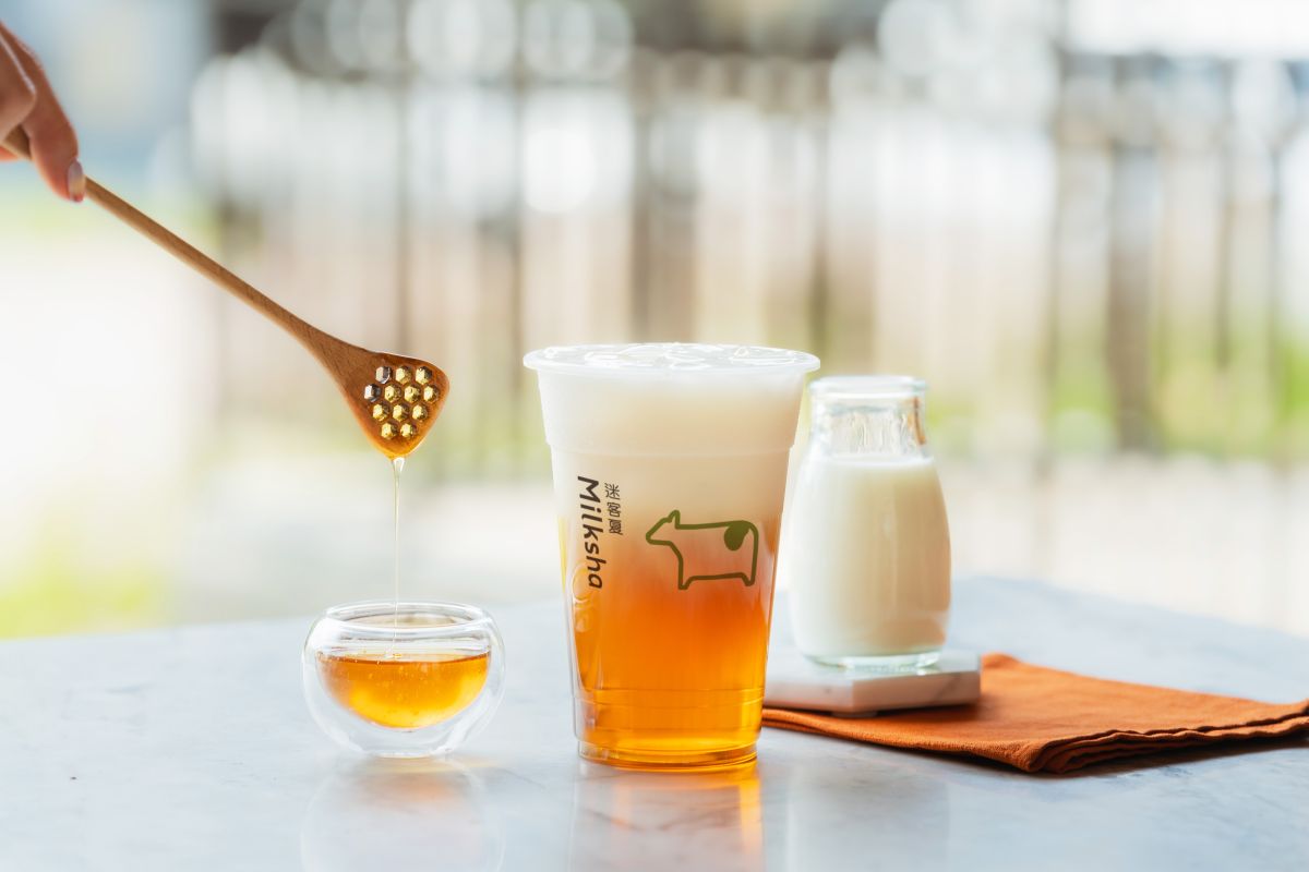 ▲迷客夏回歸「蜂迷季」加入蜜蜂工坊100%真百花蜂蜜的3款全新2.0飲品，咀嚼控必喝纖脆奇亞籽＋脆啵啵球雙重配料的「蜜啵雪寶」。還攜手冠軍作家黃山料推出15款聯名療癒語錄書籤磁鐵。（圖／迷客夏提供）