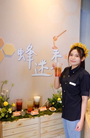 迷客夏蜂迷季2.0上市!藏雙重配料 買2杯送療癒語錄磁鐵 ▲迷客夏台北天母店還有隱藏版「蜂迷季」打卡牆。(圖/迷客夏提供)