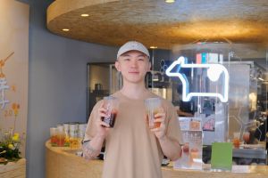 迷客夏蜂迷季2.0上市!藏雙重配料 買2杯送療癒語錄磁鐵 ▲迷客夏希望喝飲料可以更療癒,聯名暢銷作家黃山料打造專屬愛情語錄。(圖/迷客夏提供)