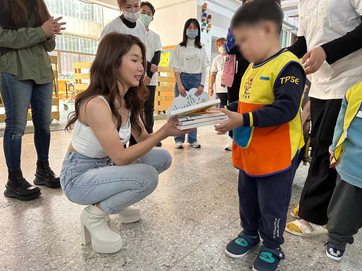 ▲郭書瑤（左）走訪特教學校。（圖／Mahoya靈氣精油提供）