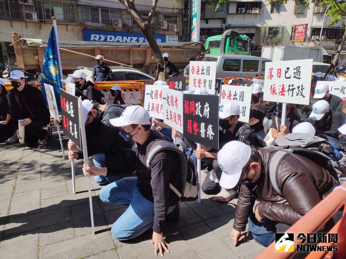 ▲今破百名國際牙醫赴衛福部前單膝下跪陳情，要求衛福部正視台灣醫療資源不均的問題，不應持續限制400多位國際牙醫的適應性訓練。（圖／記者許若茵攝，2023.03.06）