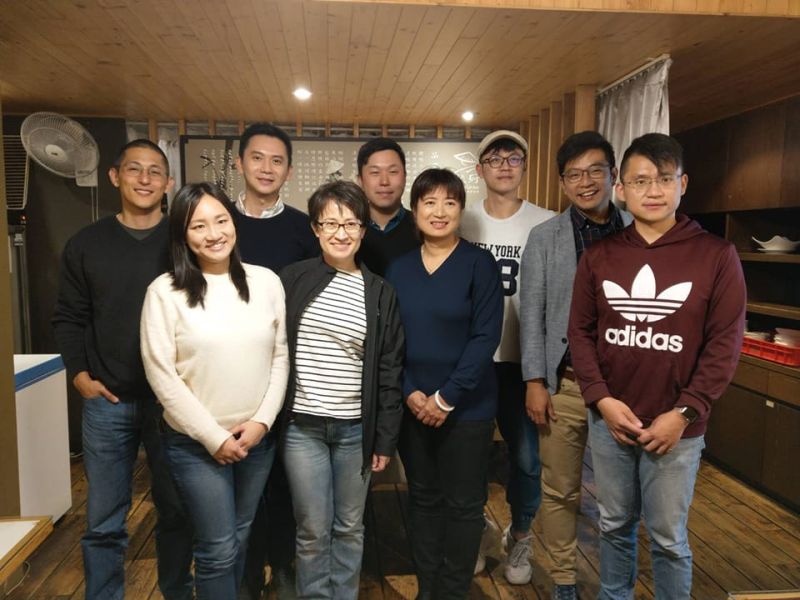 ▲謝佩芬秀出與蕭美琴、蔡培慧等人餐敘的舊照,誓接續蔡培慧等人的腳步,再戰大安區、守護本土價值。(圖/翻攝自謝佩芬臉書)