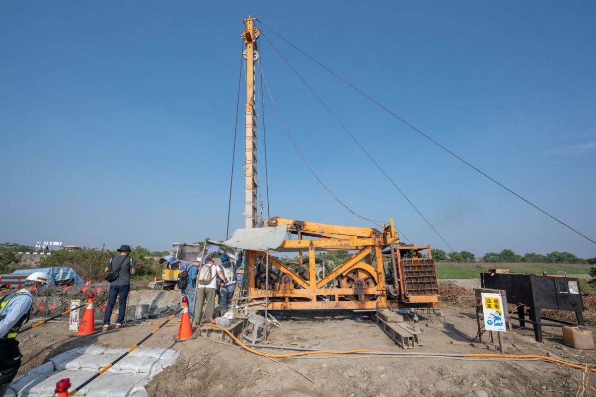 ▲高市府水利局今天澄清，高市府開鑿的抗旱水井深度達100到150公尺間取用深層地下水，不影響農業灌溉井。(圖／翻攝畫面)