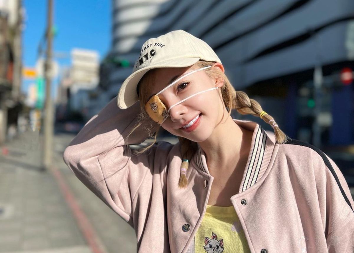 ▲巫苡萱才遭細菌感染，又因結膜炎戴眼罩上工。（圖／巫苡萱IG）