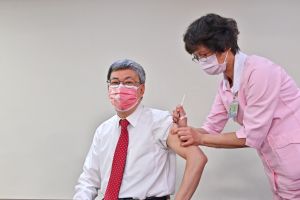 推動「疫苗+1」　陳建仁赴故鄉高雄接種疫苗追加劑
