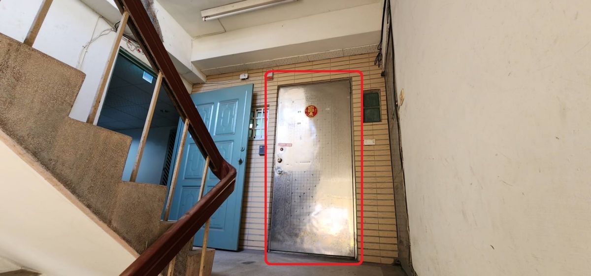 ▲高市鹽埕區一棟大樓屋主，擅自於樓梯間增設一個鐵門工務局獲報後，已發文通知屋主，限期7日內改善，如未改善將依建築法規定，處6萬元以上、30萬元以下罰鍰。（圖／高市工務局提供） 