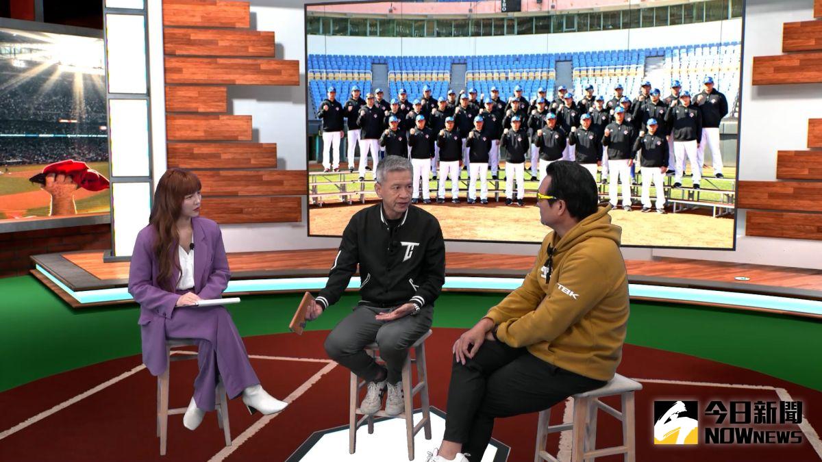 ▲資深球評曾文誠和黃忠義討論本屆經典賽賽事非常熱烈。（圖／胡繼偉 攝）