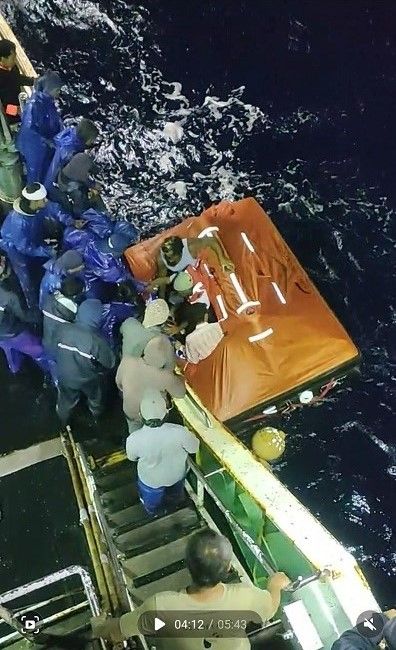 ▲盈榮638號漁船救援遇險美籍漁船畫面。(圖/盈榮638號經營者提供)
