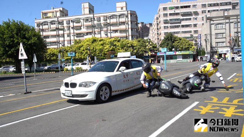 ▲今天現場還示範了機車道路駕駛時,容易發生危險的情境以及正確避免危險的方式。(圖/記者李春台攝,2023.03.06)