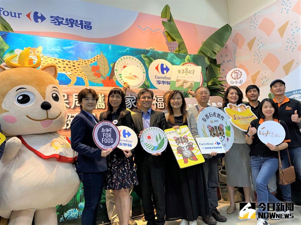 ▲水保局攜手家樂福挺農友，今天宣布臺灣冠軍精品咖啡及蕉叔薯餅乾正式上架。（圖／記者金武鳳攝，2023.3.6)                                   