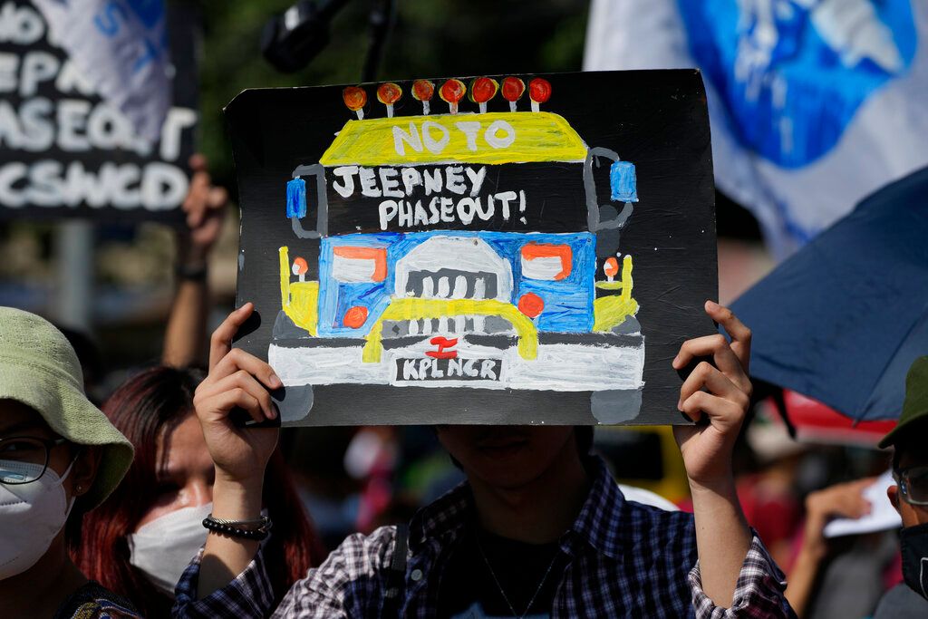 ▲菲律賓政府基於安全考量，計劃汰換街頭常見的老舊吉普尼。然而工會指新吉普尼造價高昂，許多司機無力負擔，今天展開一週大罷工，盼政府採納建言，讓弱勢司機得以維持生計。（圖／美聯社／達志影像）