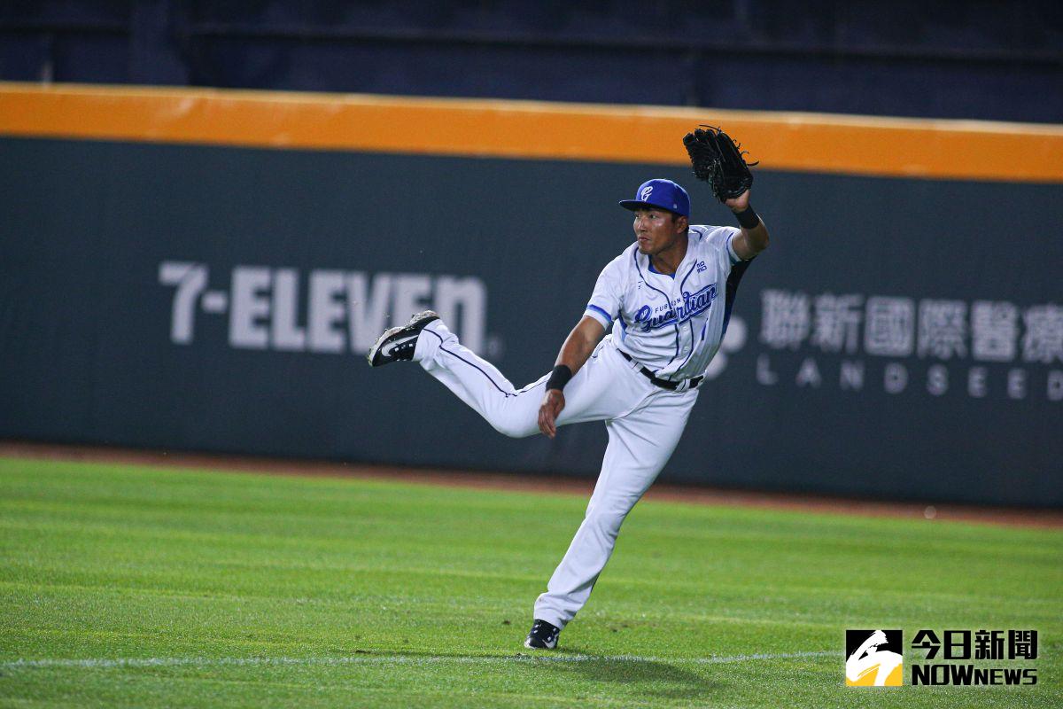 ▲富邦悍將6屆隊長林哲瑄今（12）日宣布本季結束後將正式告別球員生涯。最令球迷難忘的，莫過於那場「騙倒全場」的神級接殺美技，甚至讓他一度躍上美國大聯盟官網。（圖／記者葉政勳攝 , 2023.03.06）