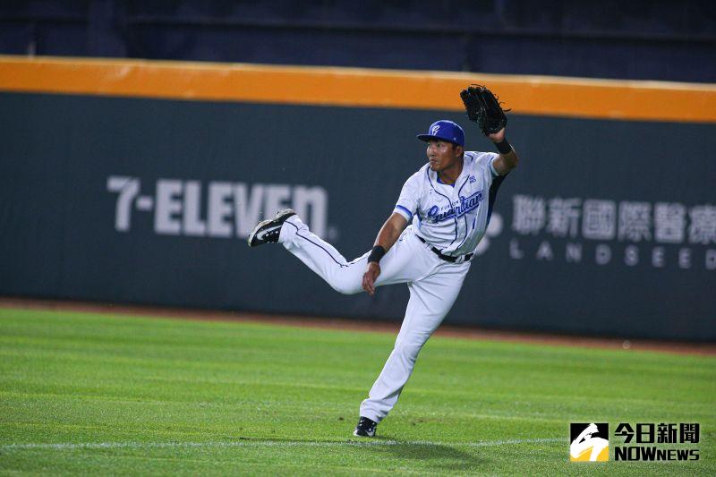 ▲富邦悍將6屆隊長林哲瑄今（12）日宣布本季結束後將正式告別球員生涯。最令球迷難忘的，莫過於那場「騙倒全場」的神級接殺美技，甚至讓他一度躍上美國大聯盟官網。（圖／記者葉政勳攝 , 2023.03.06）