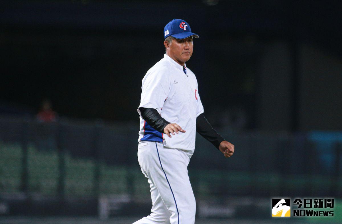 ▲WBC經典賽中華隊投手教練許銘傑上去投手丘喊暫停。（圖／記者葉政勳攝 , 2023.03.06）