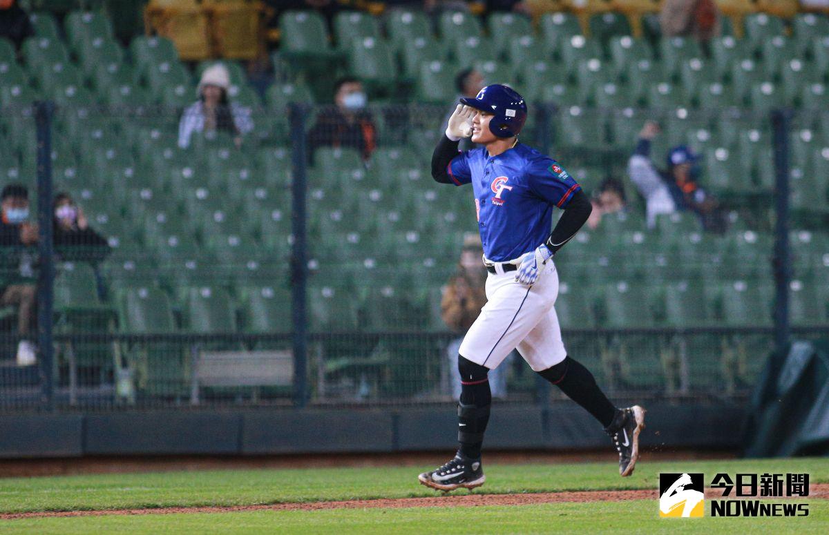 ▲世界棒球經典賽睽違10年重返台灣舉辦，更有從世界各國前來的球迷，體驗到台灣獨特的棒球文化。圖為張育成在熱身賽擊出陽春全壘打敬禮慶祝。（圖／記者葉政勳攝 , 2023.03.06）