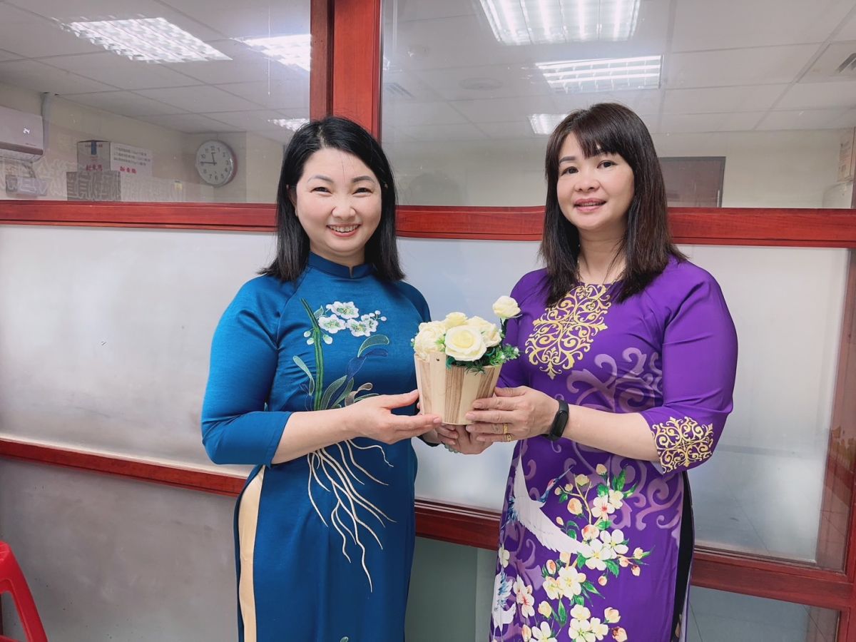 ▲新住民與眷屬手持手作玫瑰花開心合影　（圖／移民署）