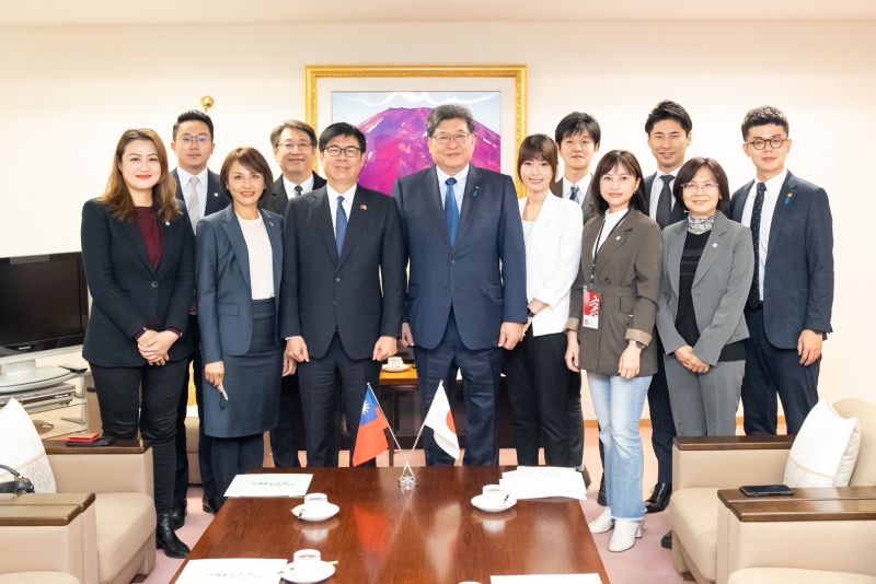 ▲高雄市長陳其邁率市府局處長與立法委員邱議瑩、高雄市議員黃飛鳳、李雅慧、張博洋,一同前往日本自民黨拜會政務調查會長萩生田光一眾議員、自民黨青年局長鈴木憲和眾議員,以及自民黨青年局國際部長中曽根康隆眾議員。(圖/高雄市政府提供)