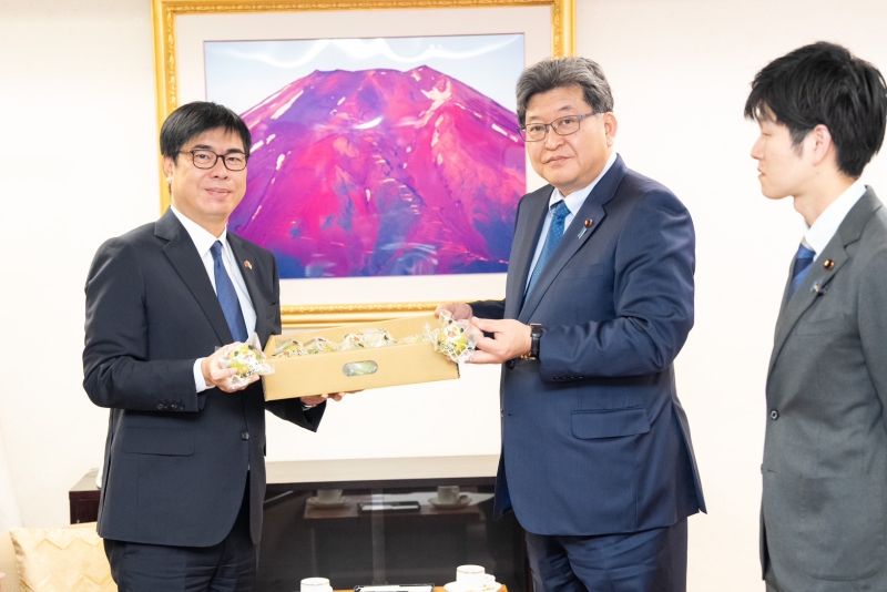 ▲陳其邁特地帶來這次進軍東京國際食品展、品質最優良的「蜜棗」禮盒,要讓萩生田會長一嚐最甜蜜幸福的「高雄味」。(圖/高雄市政府提供)
