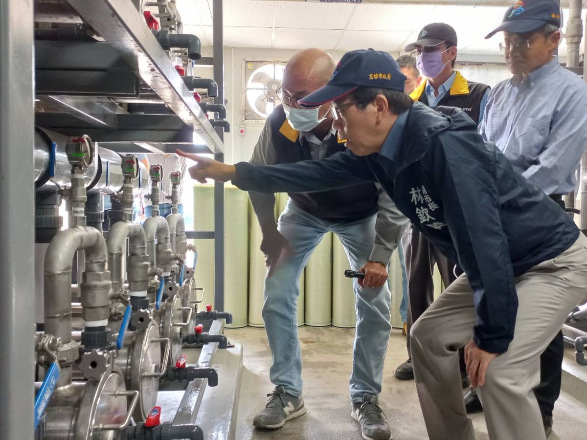 ▲高雄市副市長林欽榮今天上午前往鳳山水資源中心視察責成兩座再生水廠擴大生產量能，每日再擴增達1.3萬噸，總計每日供應高達8.6萬噸再生水，供高市工業用戶使用。 (圖／高市府水利局提供)