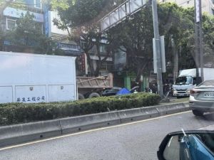 疑為閃清潔隊推車！32歲騎士失控倒地　遭後方砂石車輾斃
