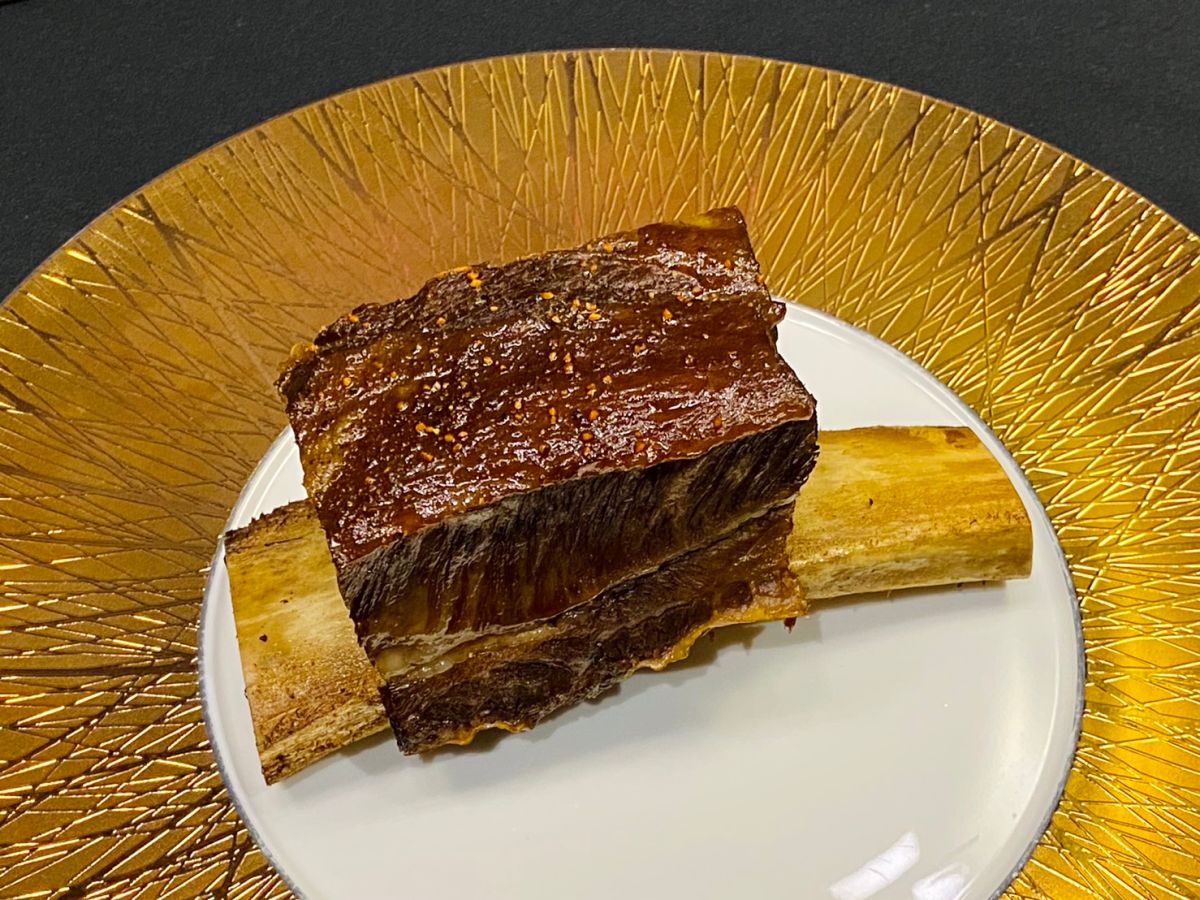 ▲快對身分證！王品牛排歡慶30週年，即日起至4/10，招待「1993年壽星」免費升級主餐；不是壽星到店消費2客套餐，也大方送上 「鹽焗澎湖明蝦佐干貝」。（圖／記者蕭涵云攝）