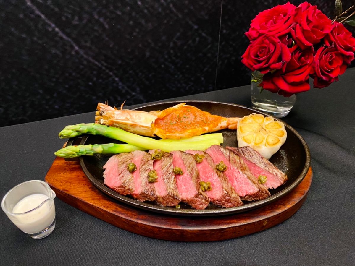 ▲母親節優惠來了，王品牛排媽媽「玫、瑰、珊、玲」中1字吃龍蝦；馬辣集團「520」中2碼，免費升級和牛吃到飽。（圖／記者蕭涵云攝）