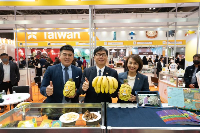 ▲旗山果菜運銷合作社郭泰呈、高雄市長陳其邁,以及立委邱議瑩共同推介高雄香蕉。(圖/高雄市農業局提供)