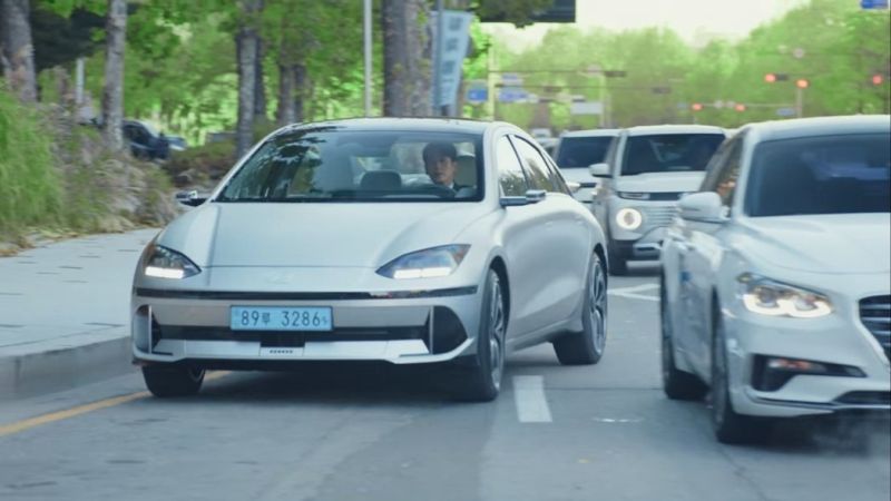 ▲Hyundai IONIQ 6大量出現在《浪漫速成班》劇中。（ 圖／截自Netflix《浪漫速成班》）