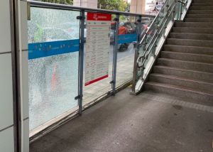 ▲淡海輕軌和多個公車站，遭人惡意持鋼彈破壞透明玻璃（圖／翻攝畫面）