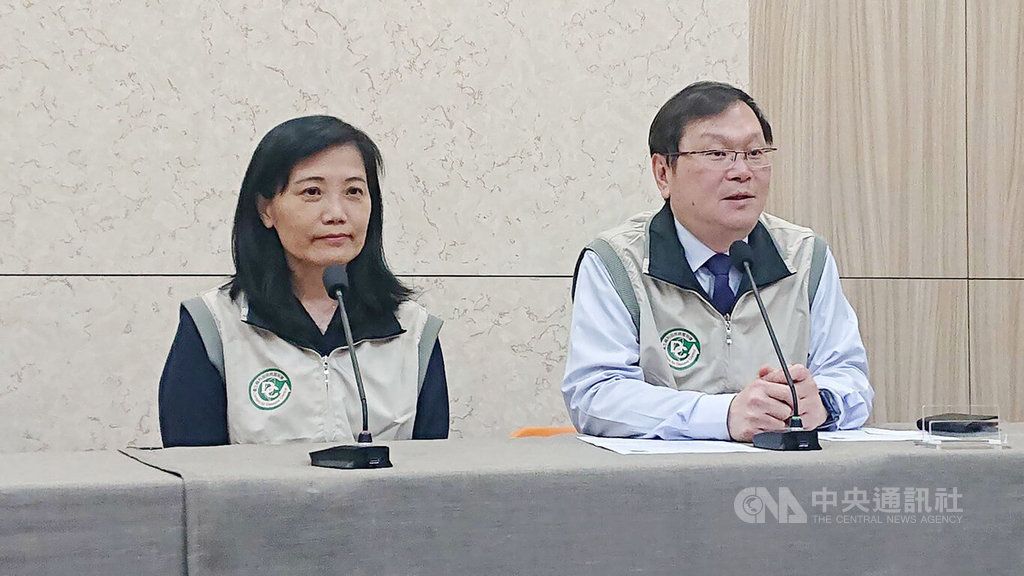 ▲衛福部疾管署新任副署長將由原感染管制及生物安全組長曾淑慧（左）升任，最快7月起將和另一名副署長羅一鈞輪任發言人。右為疾管署長莊人祥。中央社記者陳婕翎攝 112年3月7日