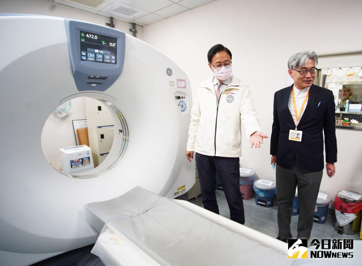 ▲肺癌末期存活率剩1成，醫師呼籲進行低劑量電腦斷層掃描（LDCT）可提早發現肺癌。圖為桃園市張善政視察中壢長榮醫院LDCT。（圖／記者李春台攝，2023.03.07）