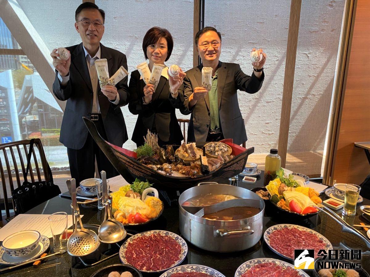 ▲溫十八應援經典賽，憑球賽票根到店用餐，免費送牛肉丸子加菜，路過經過則免費請吃冰棒。（圖／記者金武鳳攝，2023.3.7)